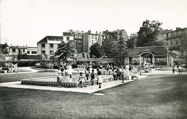 Colombes square des oiseaux. 