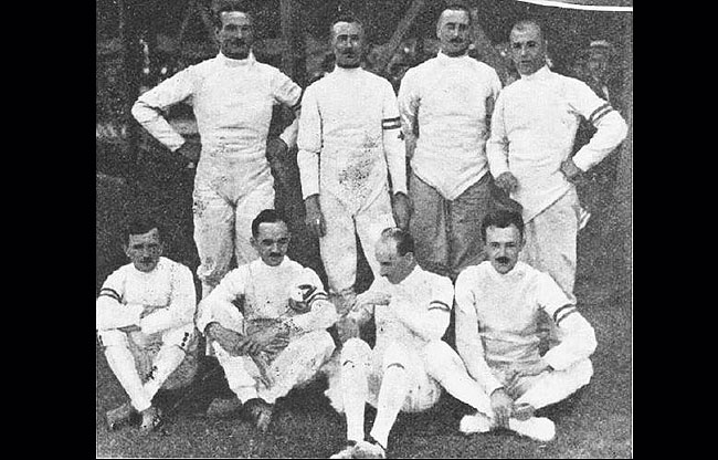 Colombes jeux 1924 : equipe de sabre hongroise.