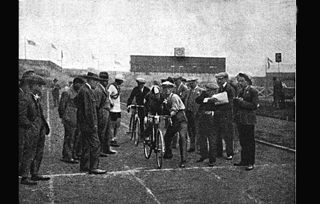 Colombes jeux 1924 :  départ course sur route.