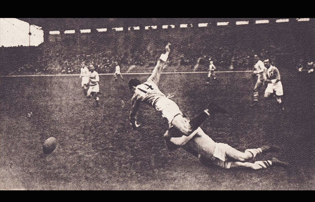 Colombes jeux 1924 :L'équipe USA plaque le Français Lartéguy .