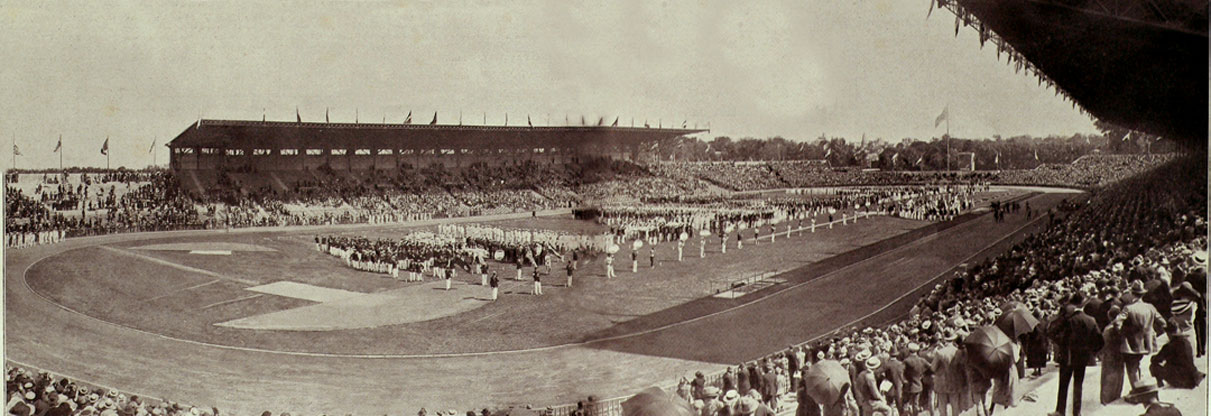 Colombes  Montée du drapeau Olympique 1924.